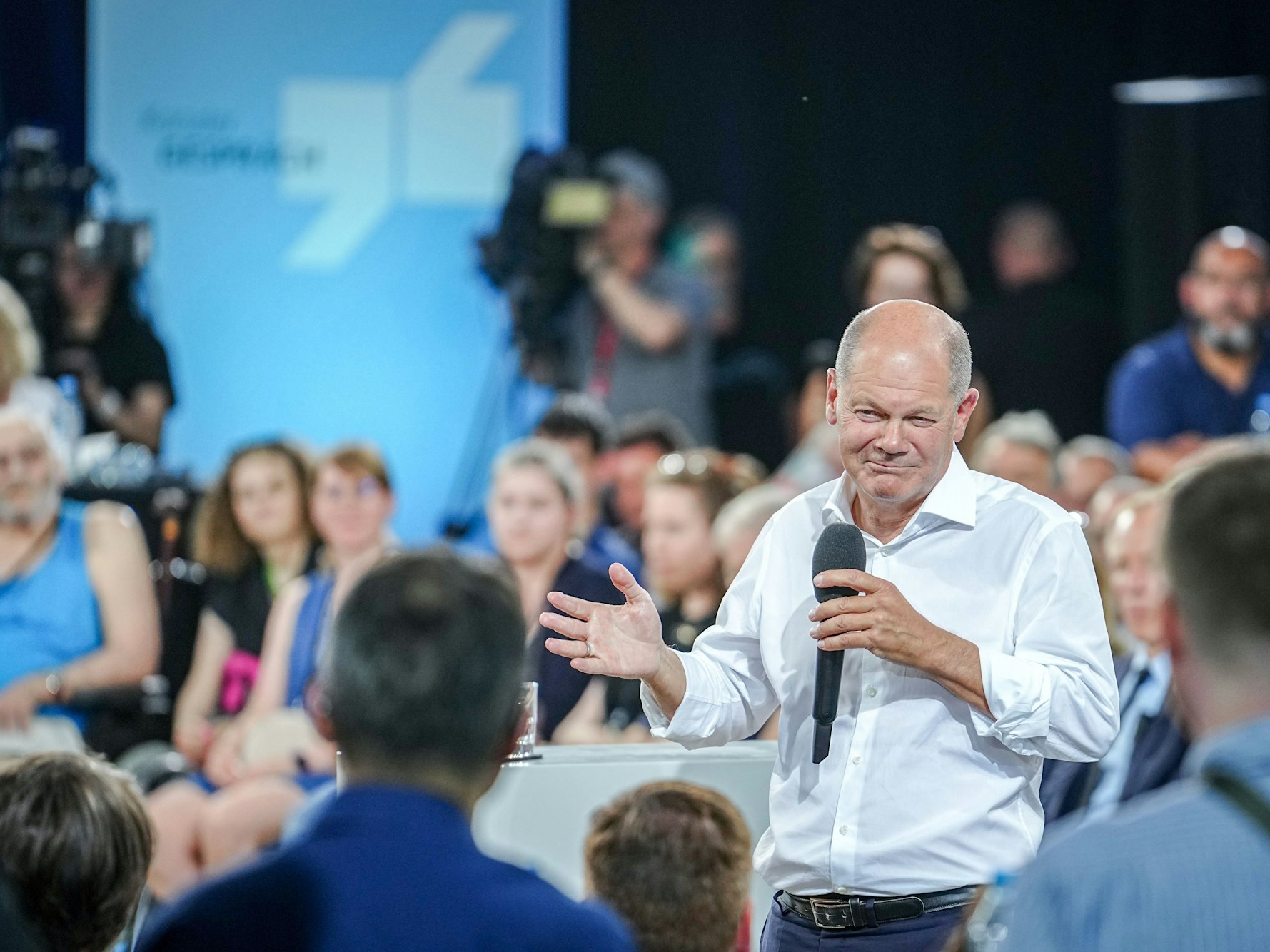 Bundeskanzler Olaf Scholz (SPD, 2.v.r) spricht mit Bürgerinnen und Bürgern im Kanzler-Gespräch: Drei Tage nach den Wahlen in Thüringen und Sachsen stellt sich der Kanzler den Fragen.