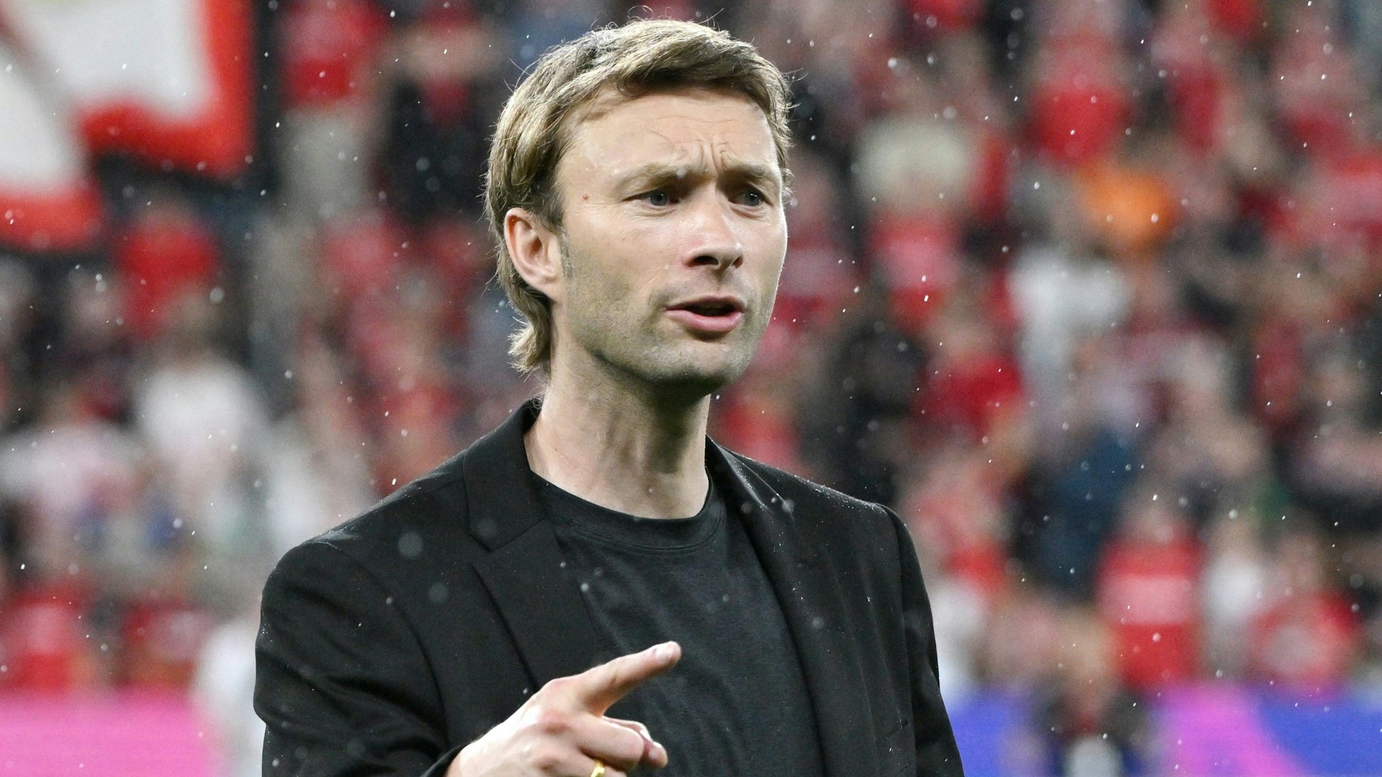 Simon Rolfes bei einem Spiel von Bayer Leverkusen im Stadion.