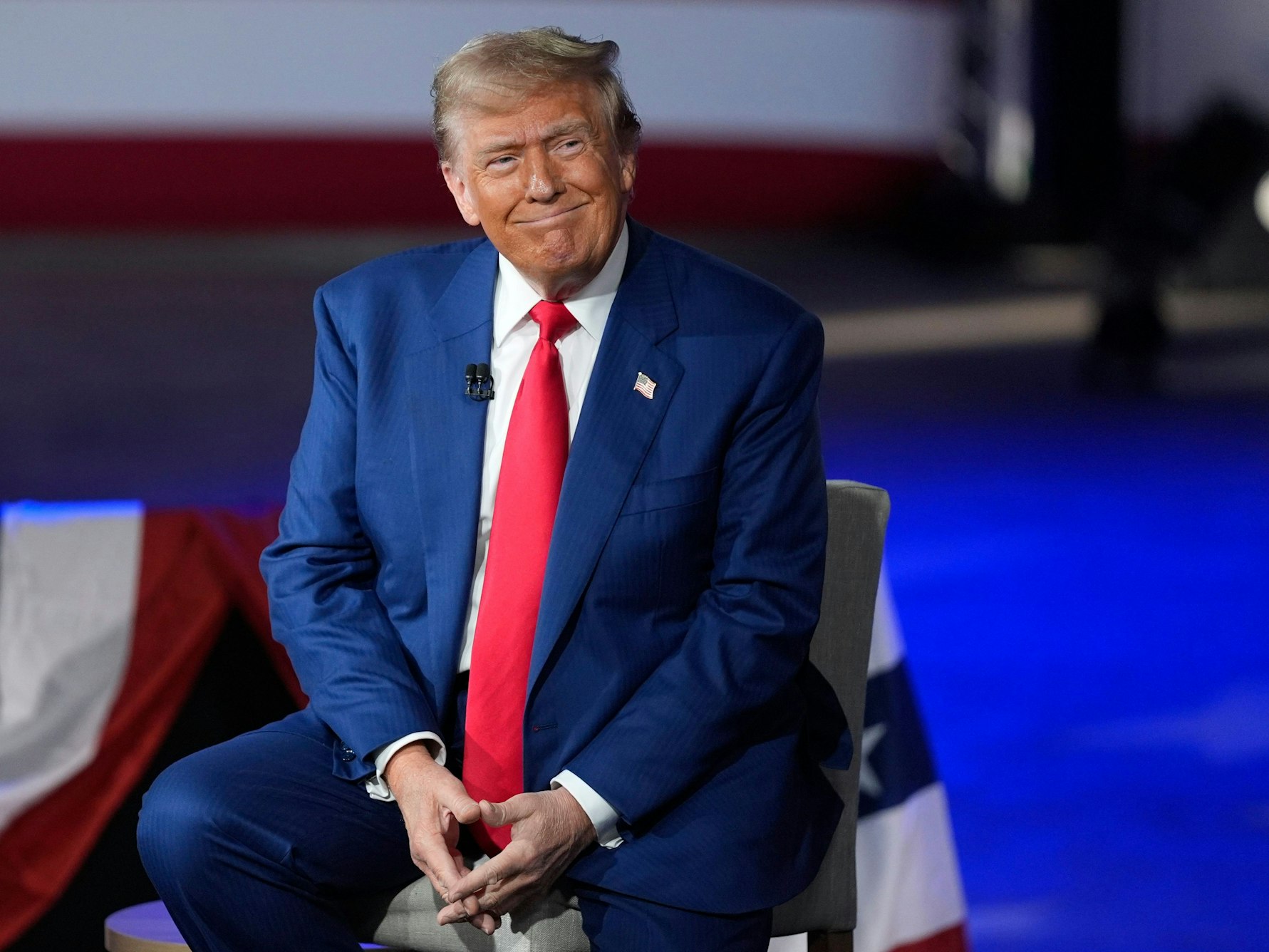 Der republikanische Präsidentschaftskandidat und ehemalige US-Präsident Donald Trump am 4. September bei einer Diskussionsrunde mit dem FOX-Nachrichtenmoderator Hannity.