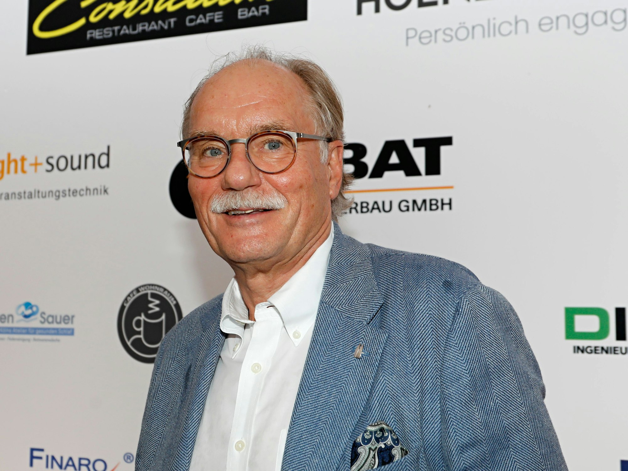 Bernhard Conin vor der Sponsorenwand.