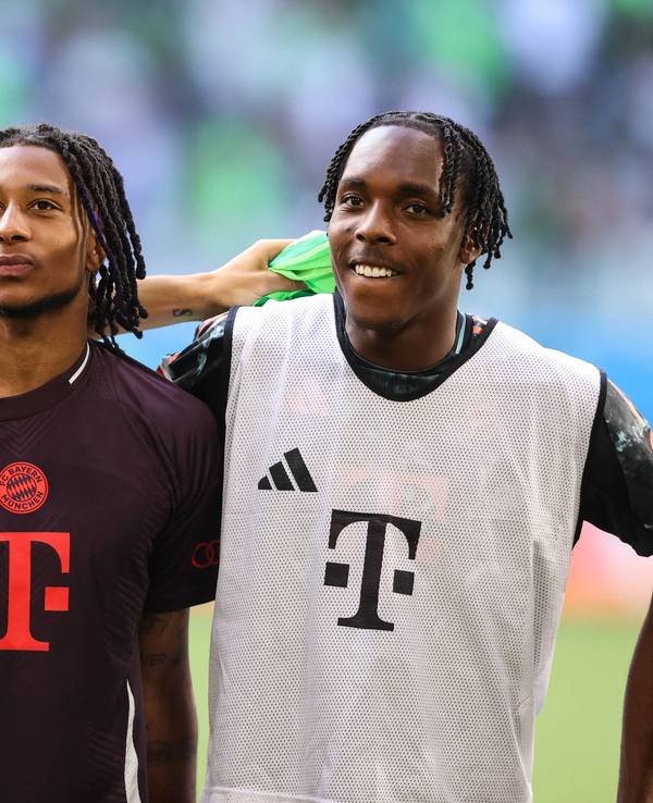 Joao Palhinha, Michael Olise und Mathys Tel stehen Arm in Arm und freuen sich über einen Sieg.