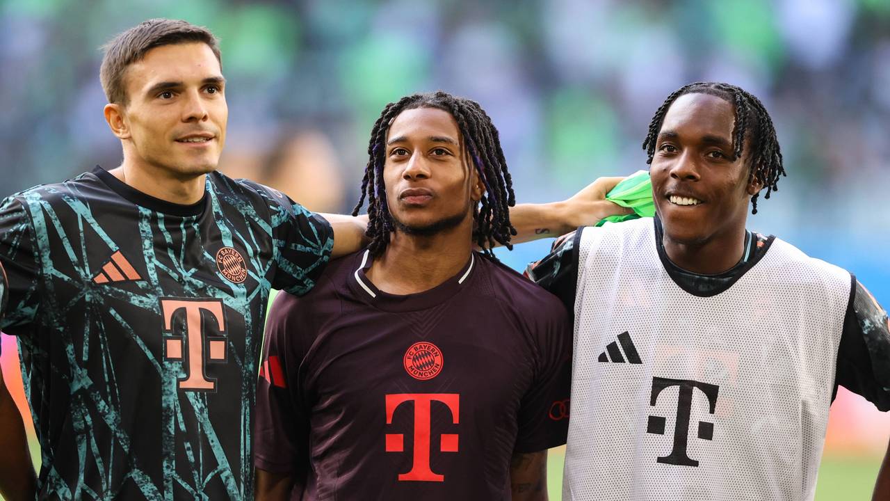 Joao Palhinha, Michael Olise und Mathys Tel stehen Arm in Arm und freuen sich über einen Sieg.