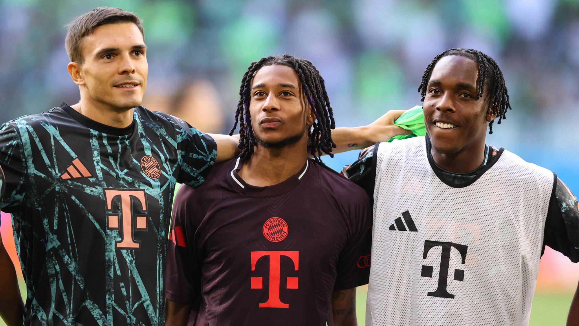 Joao Palhinha, Michael Olise und Mathys Tel stehen Arm in Arm und freuen sich über einen Sieg.