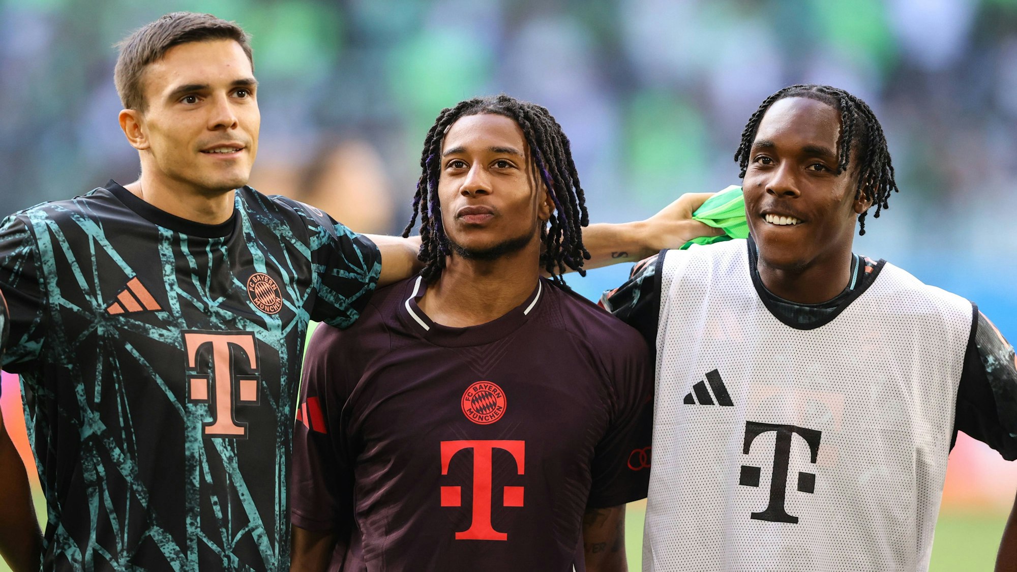 Joao Palhinha, Michael Olise und Mathys Tel stehen Arm in Arm und freuen sich über einen Sieg.