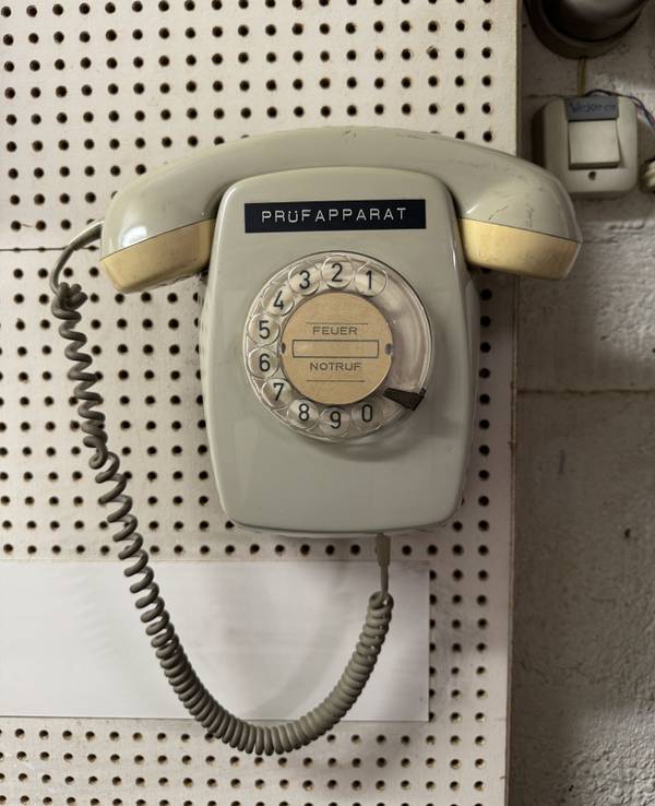 Im unterirdischen Führungsraum ist das Original-Inventar noch erhalten – unter anderem dieses Telefon.