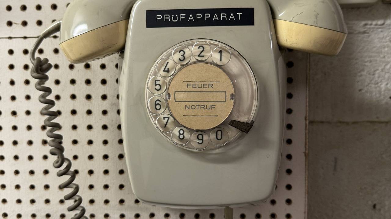 Im unterirdischen Führungsraum ist das Original-Inventar noch erhalten – unter anderem dieses Telefon.