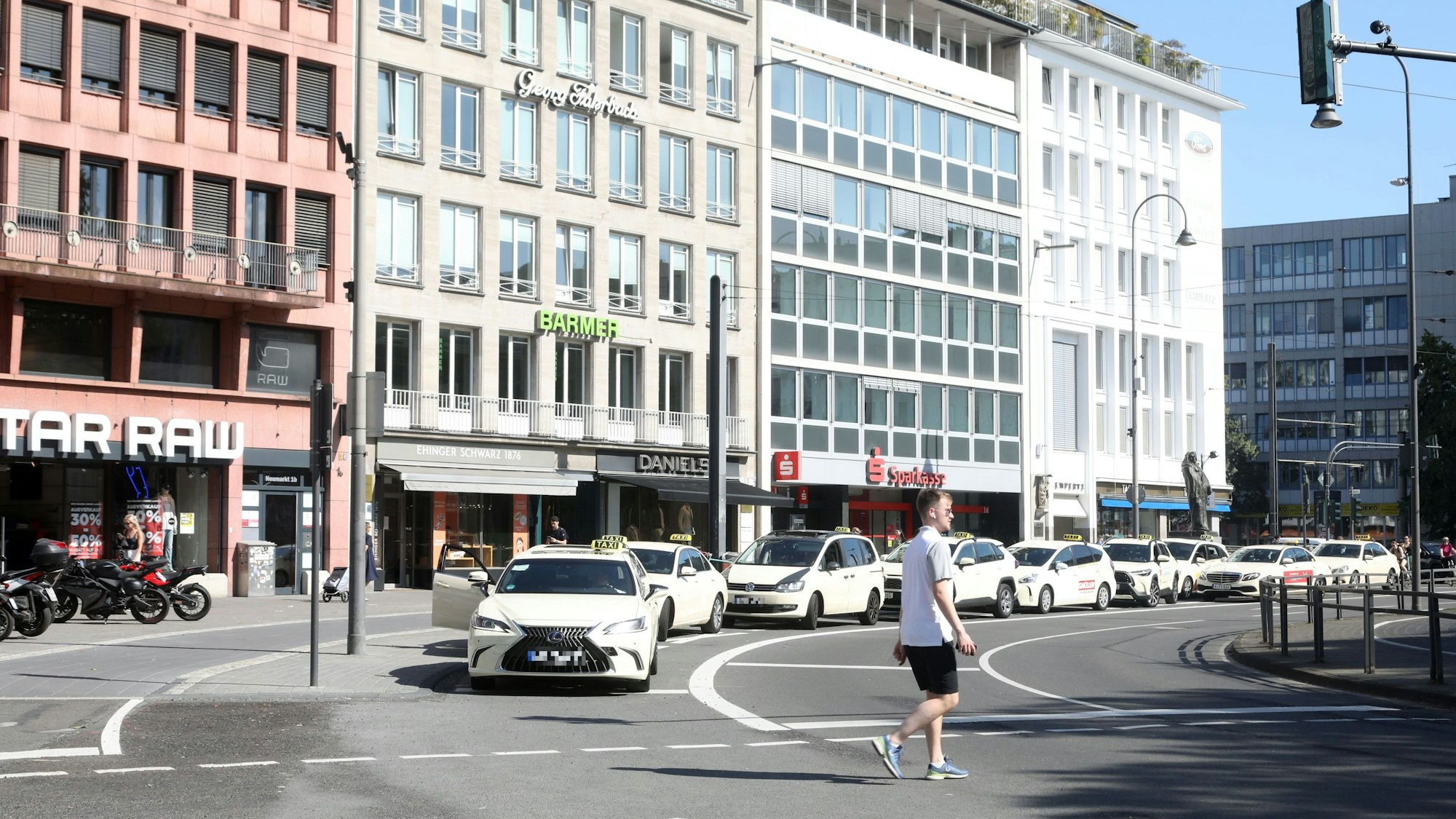 Viele Taxis stehen am Neumarkt in Köln.