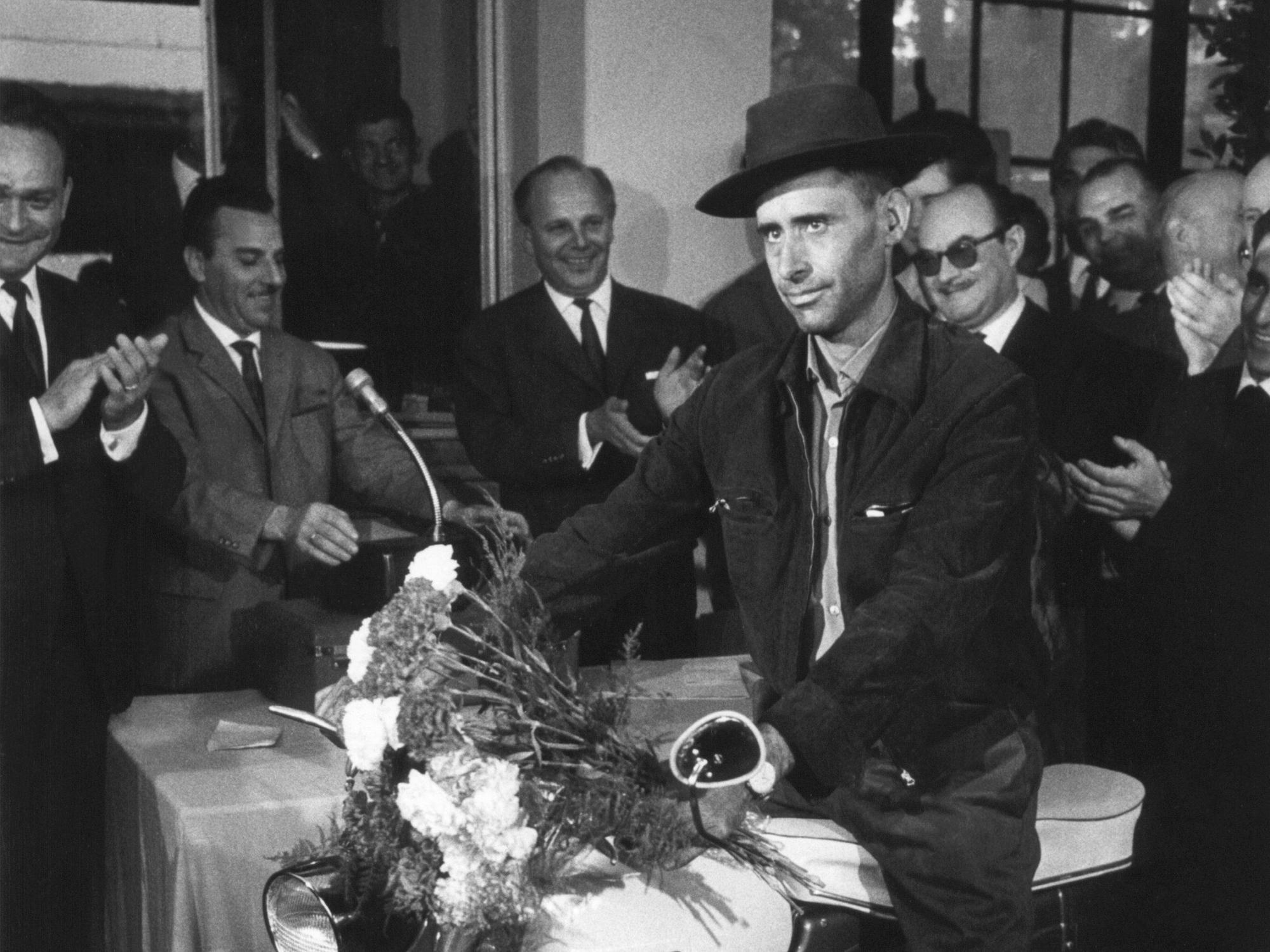 Armando Rodrigues de Sá sitzt auf einem Moped