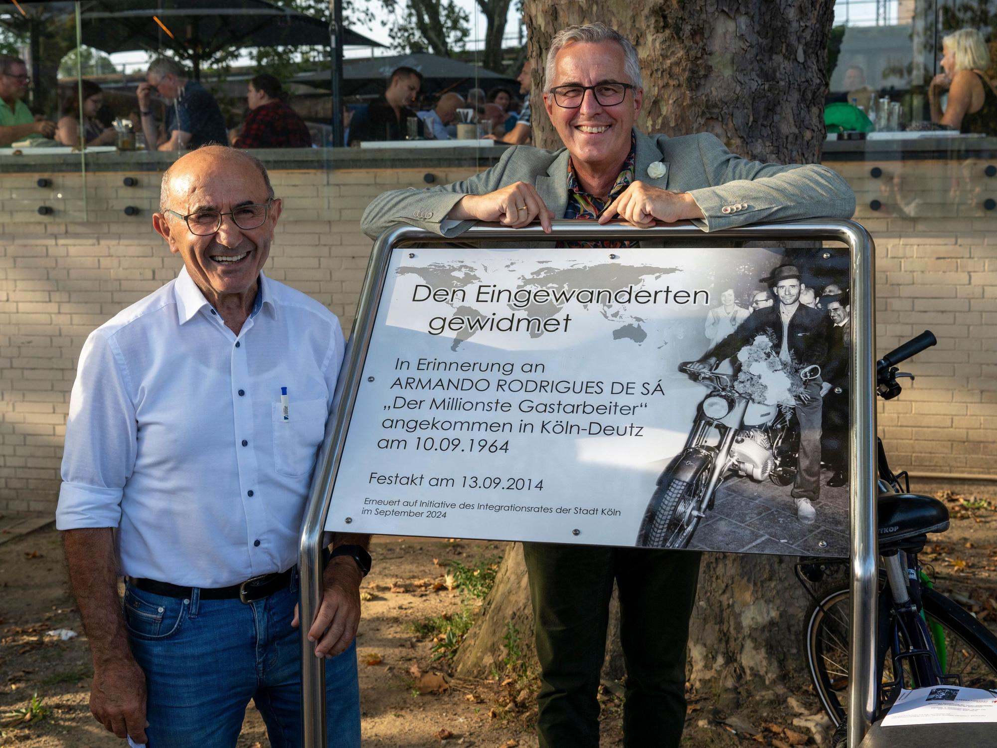 Andreas Wolter und Tayfun Keltek mit der Gedenktafel.