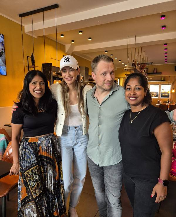 Janani Bala, Sandy Meyer-Wölden, Oliver Pocher und Rushani Gnanes am 3. September 2024 im indischen Restaurant „Masala Dabba“ in Düren.