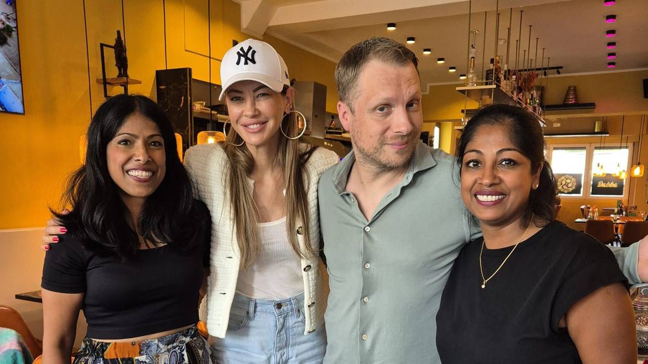 Janani Bala, Sandy Meyer-Wölden, Oliver Pocher und Rushani Gnanes am 3. September 2024 im indischen Restaurant „Masala Dabba“ in Düren.