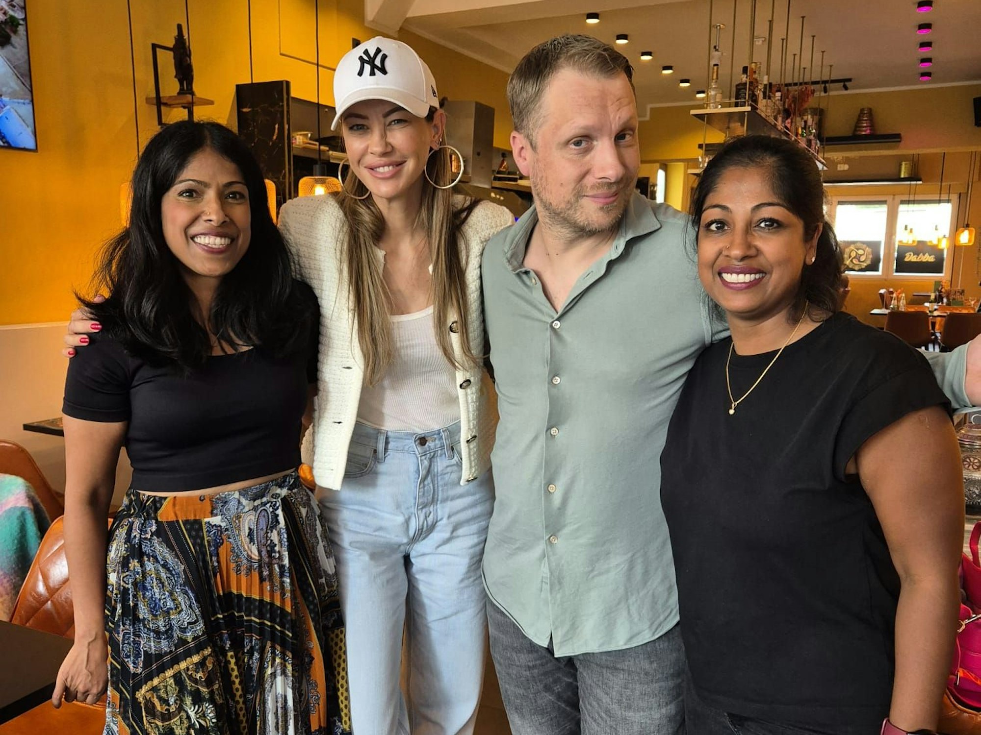 Janani Bala, Sandy Meyer-Wölden, Oliver Pocher und Rushani Gnanes am 3. September 2024 im indischen Restaurant „Masala Dabba“ in Düren.