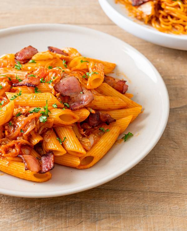 Gebratene Penne-Nudeln mit Kimchi und Speck: Forschende warnen davor, dass Kimchi bald für immer verschwinden könnte.