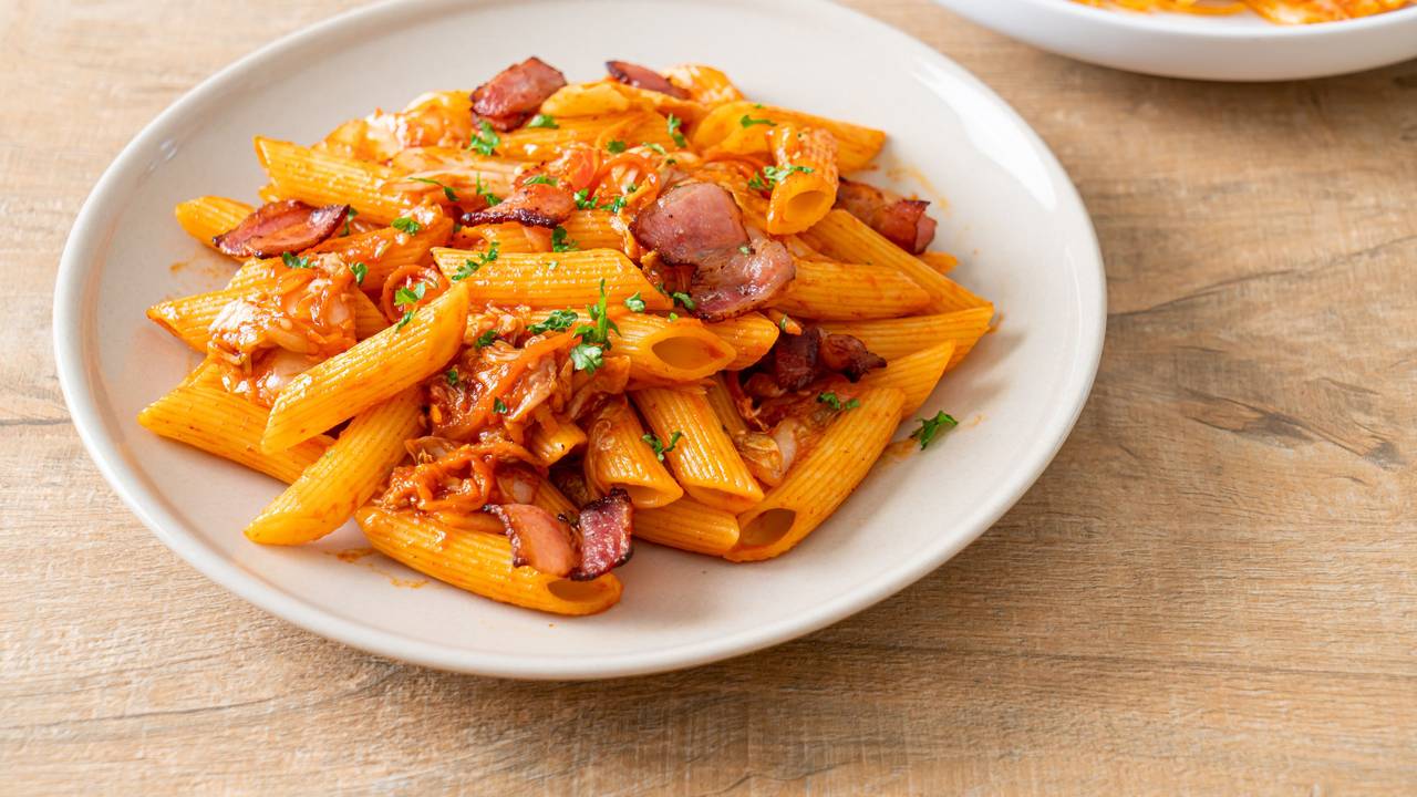 Gebratene Penne-Nudeln mit Kimchi und Speck: Forschende warnen davor, dass Kimchi bald für immer verschwinden könnte.
