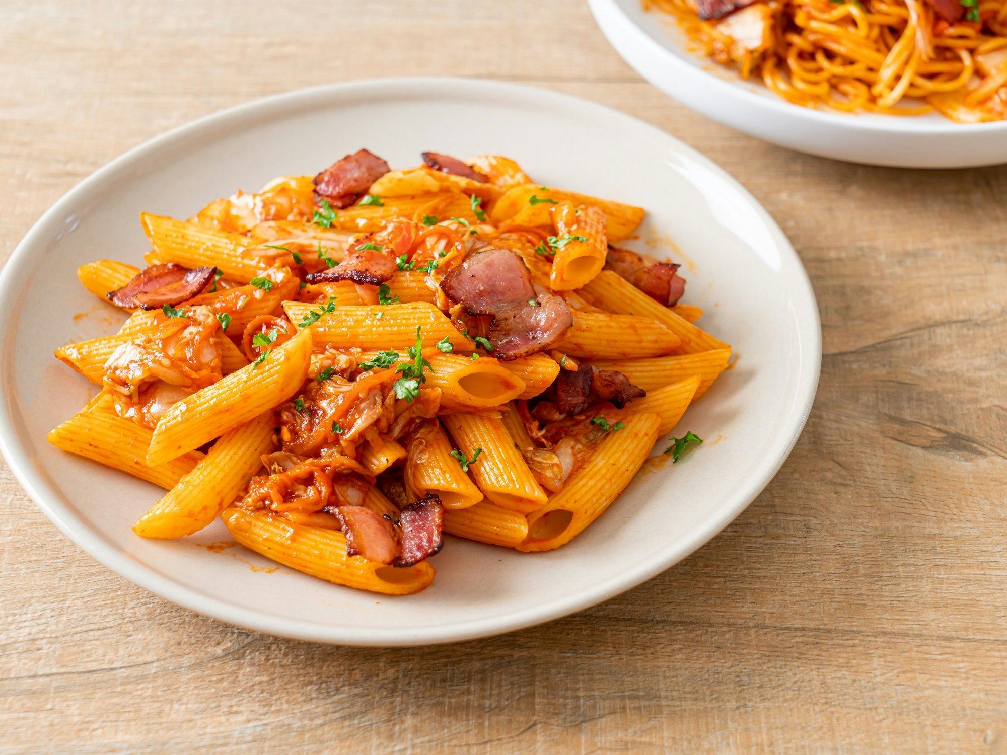 Gebratene Penne-Nudeln mit Kimchi und Speck: Forschende warnen davor, dass Kimchi bald für immer verschwinden könnte.