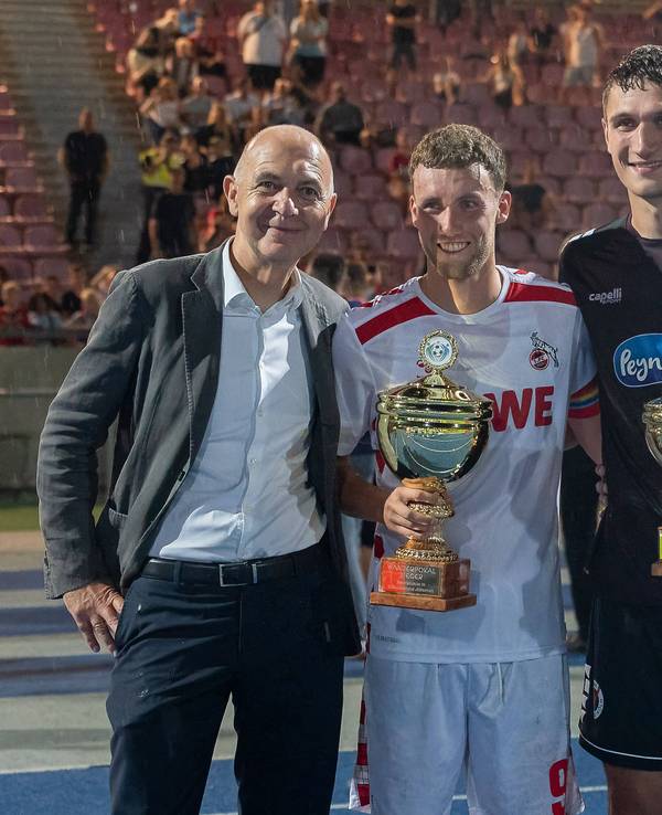 DFB-Präsident Bernd Neuendorf, FC-Profi Luca Waldschmidt, Viktoria-Profi Christoph Greger und FVM-Präsident Christos Katzidis posieren für ein Foto.