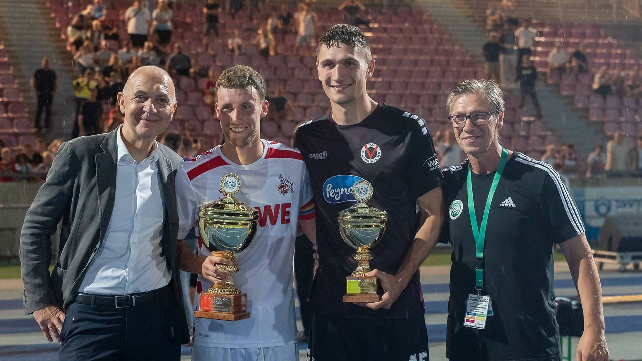 DFB-Präsident Bernd Neuendorf, FC-Profi Luca Waldschmidt, Viktoria-Profi Christoph Greger und FVM-Präsident Christos Katzidis posieren für ein Foto.
