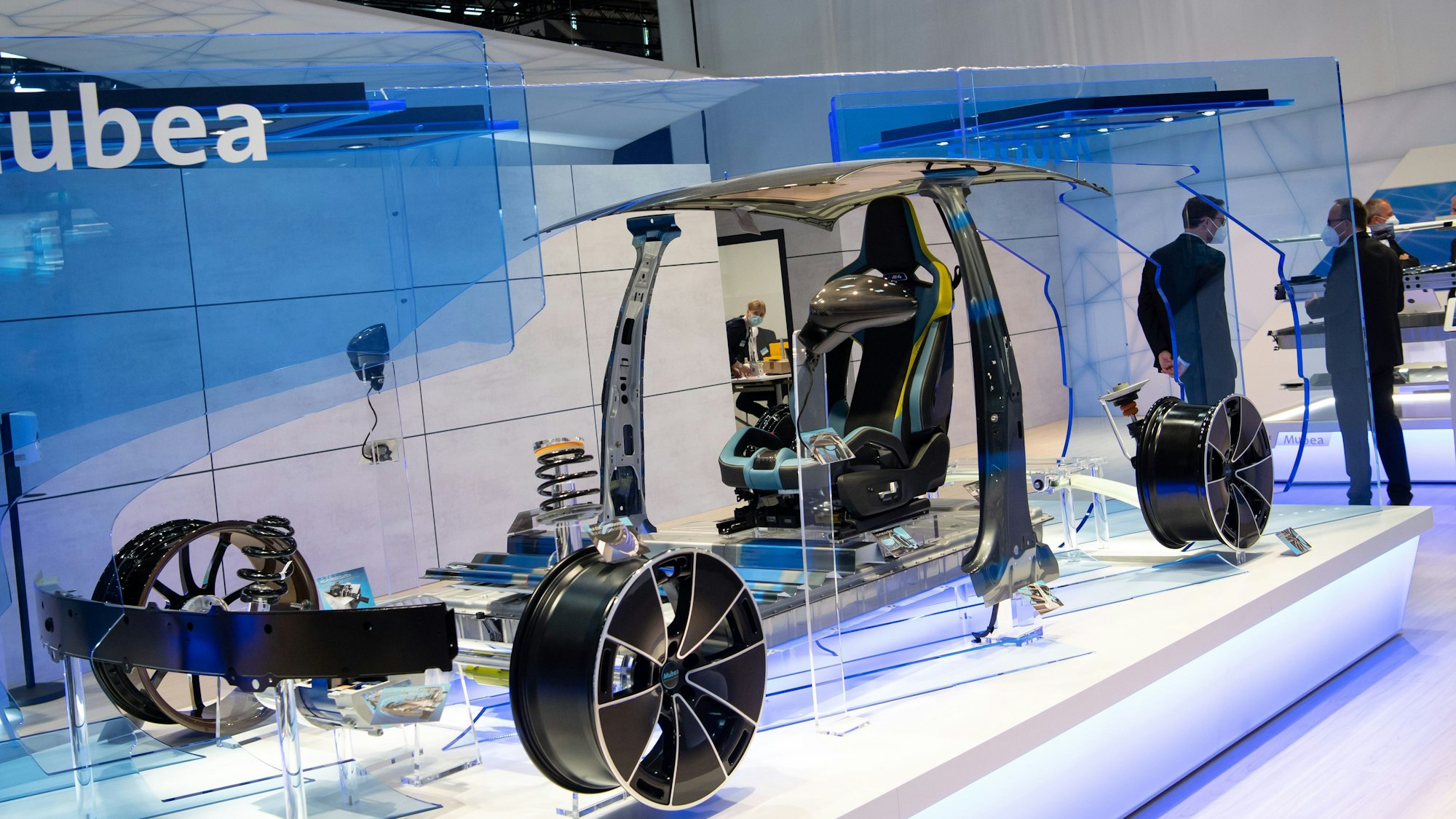 Ein Fahrzeugmodell ist an einem Messestand von Mubea während der Internationalen Automobil-Ausstellung 2021 zu sehen.