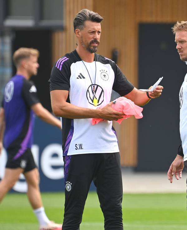 Sandro Wagner und Julian Nagelsmann unterhalten sich im Rahmen einer DFB-Trainingseinheit.