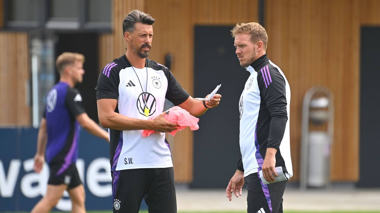 Sandro Wagner und Julian Nagelsmann unterhalten sich im Rahmen einer DFB-Trainingseinheit.