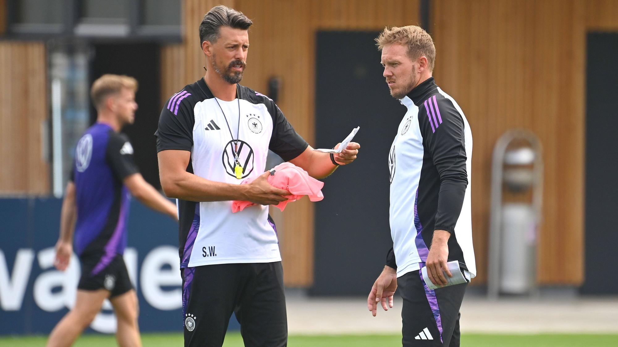 Sandro Wagner und Julian Nagelsmann unterhalten sich im Rahmen einer DFB-Trainingseinheit.