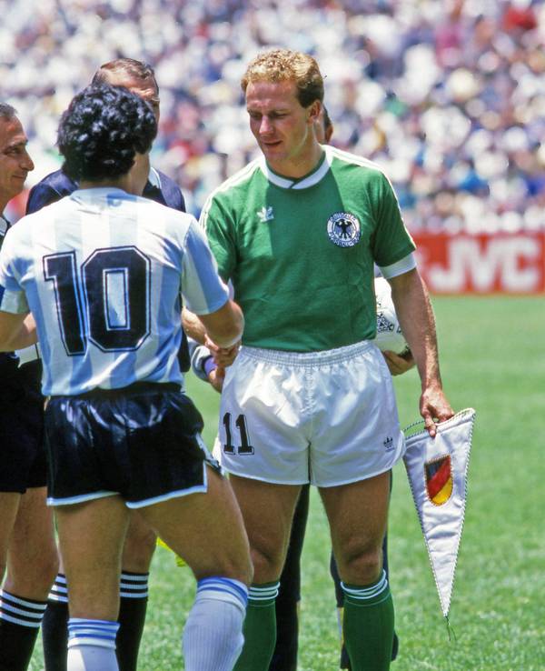 Karl-Heinz Rummenigge und Diego Maradona reichen sich im WM-Finale die Hand.