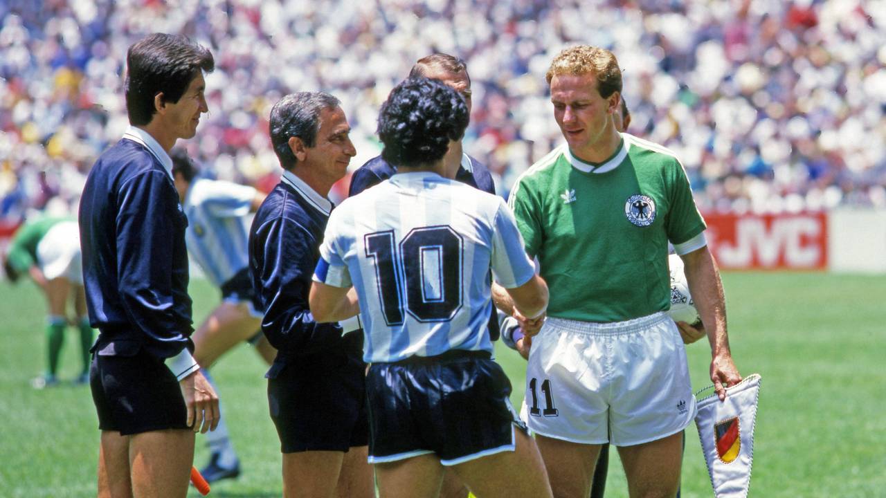 Karl-Heinz Rummenigge und Diego Maradona reichen sich im WM-Finale die Hand.