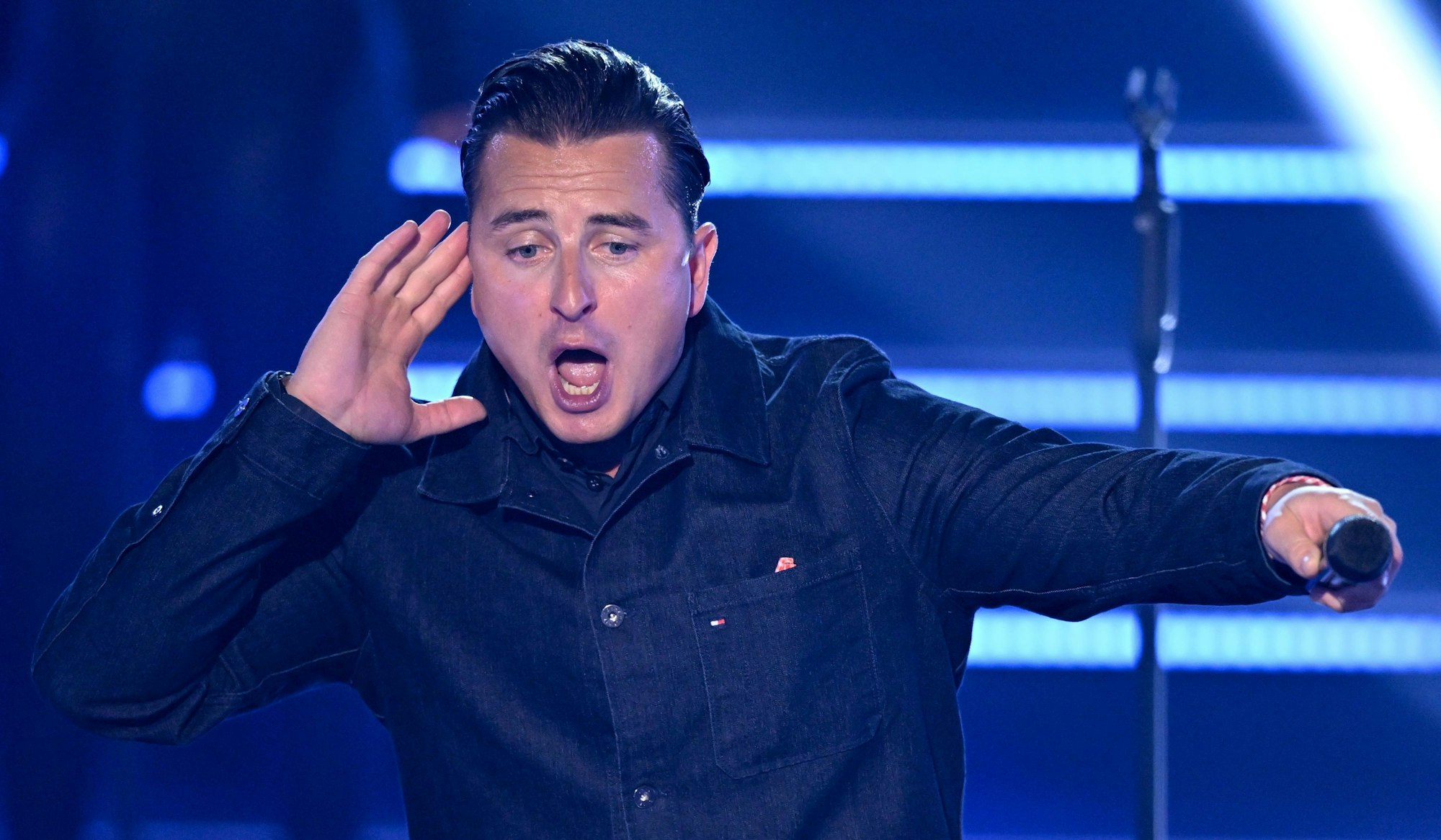 Der österreichische Sänger Andreas Gabalier steht im Oktober 2022 während der Fernsehshow „Der große Schlagerabschied“ auf der Bühne.