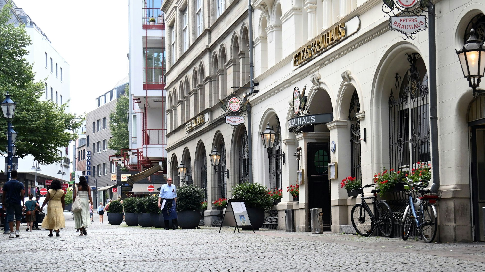 Blick in die Mühlengasse in Köln, rechts ist das Peters Brauhaus zu sehen.