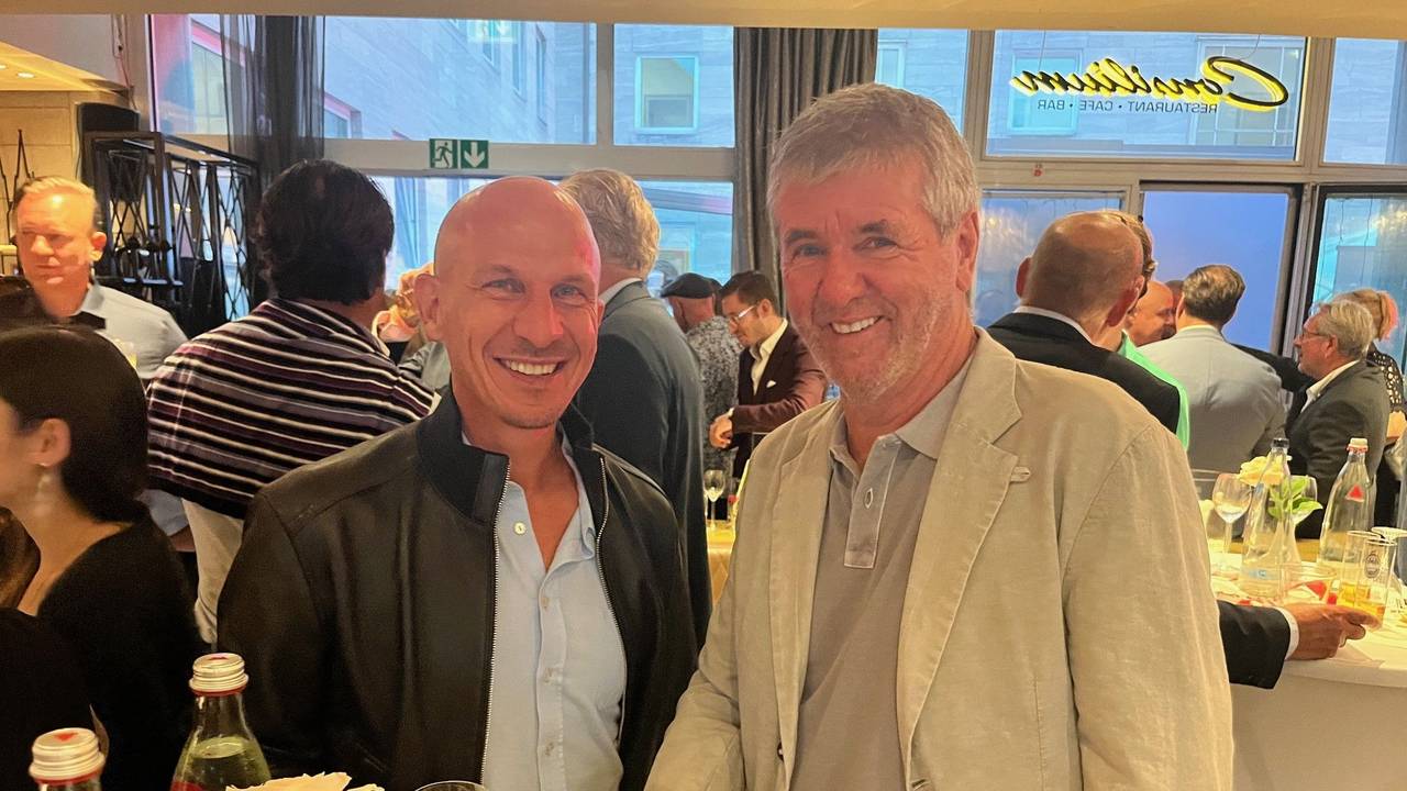 Gerhard Struber und Friedhelm Funkel lächeln auf einer Veranstaltung in die Kamera.