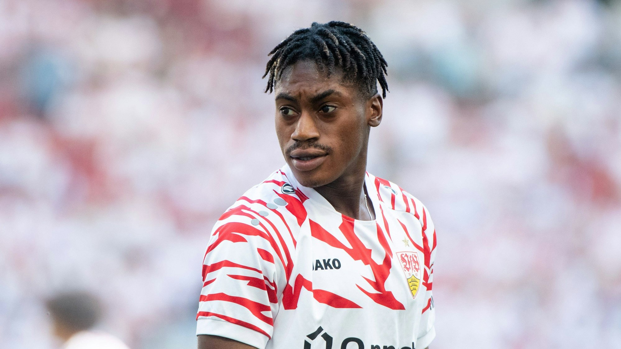 Justin Diehl vor einem Spiel des VfB Stuttgart.