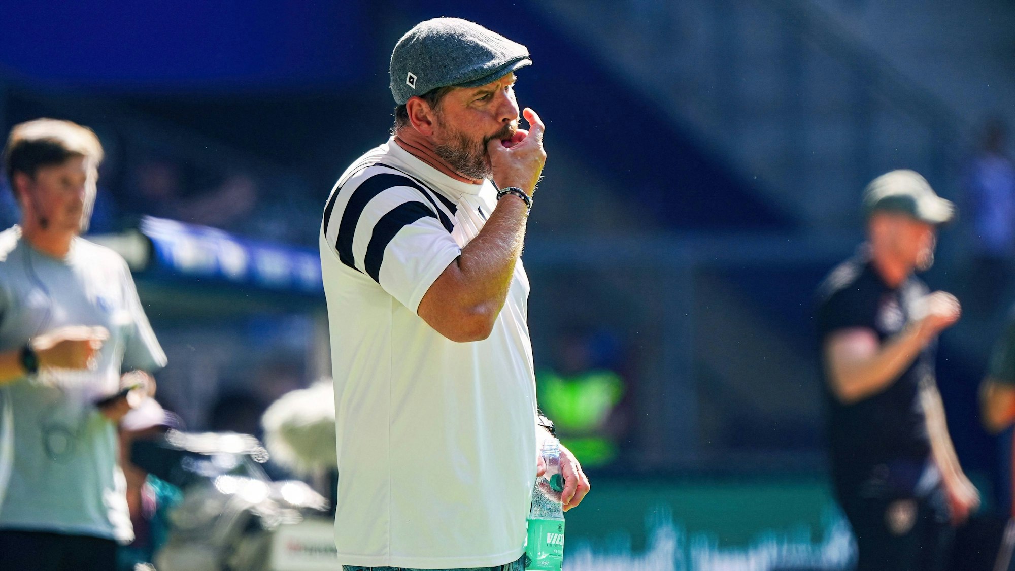 Steffen Baumgart pfeift lautstark bei einem Spiel des Hamburger SV.