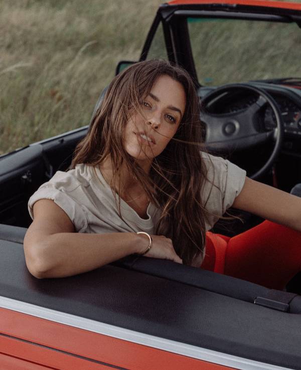 Vanessa Mai veröffentlicht mit „Himbeerrot (One Kiss)“ ihre erste Single beim Label Warner Music.
