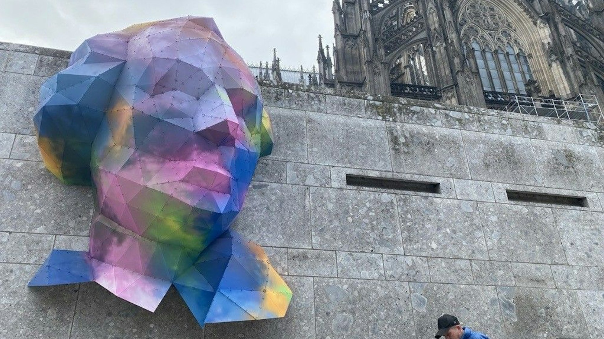 Das bunte Wallraff-Porträt wurde im Bereich der Domtreppe aufgehängt.