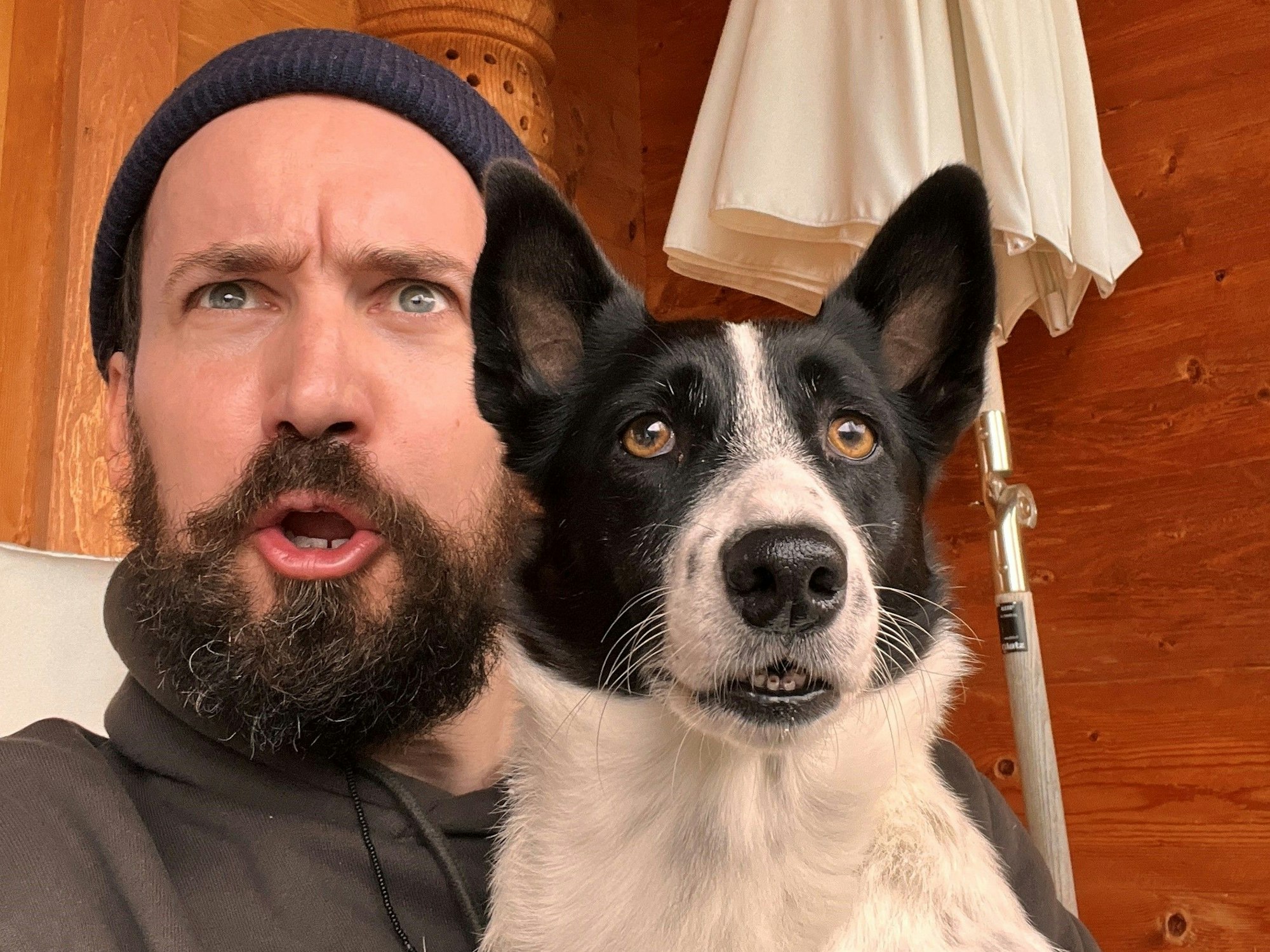 Jan Köppen und Hund Suki machen gerne auch mal Quatsch zusammen.