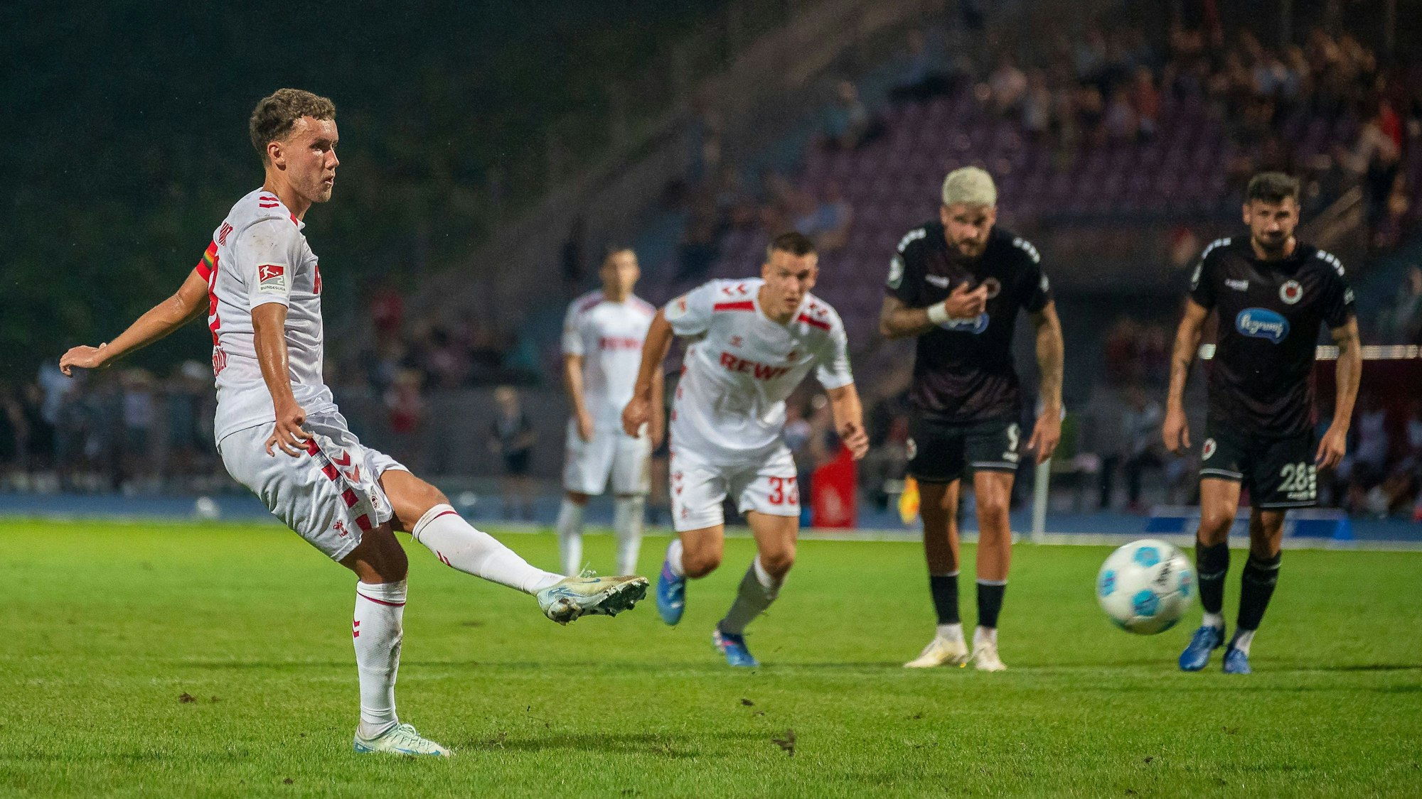 Luca Waldschmidt (1. FC Köln) verwandelt einen Elfmeter.