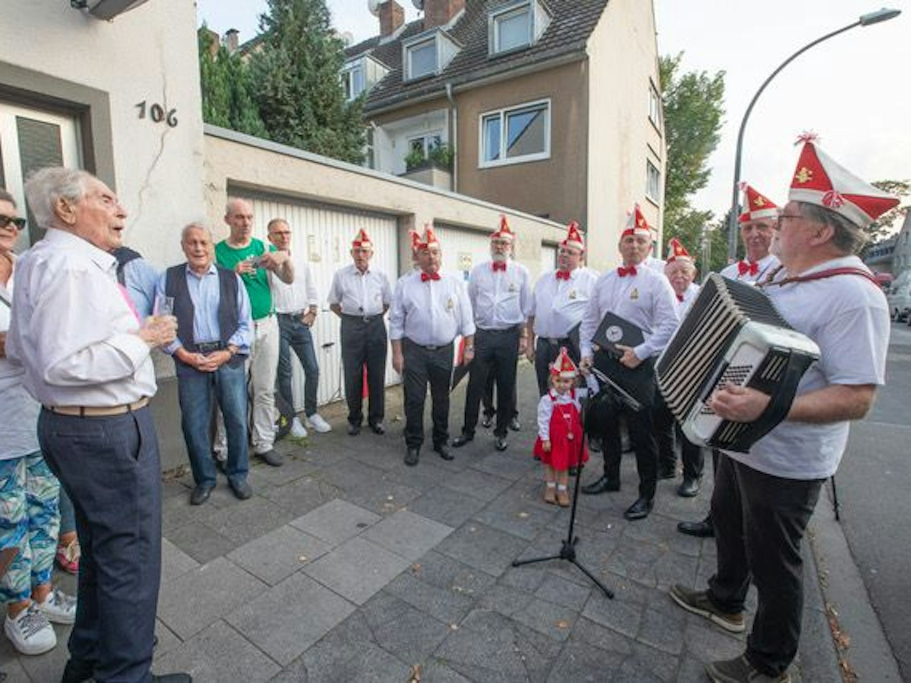 Rote Funken singen für Ludwig Sebus.