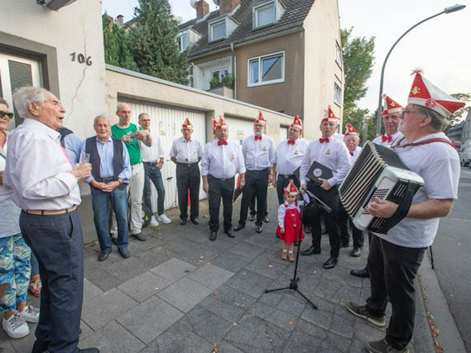 Rote Funken singen für Ludwig Sebus.