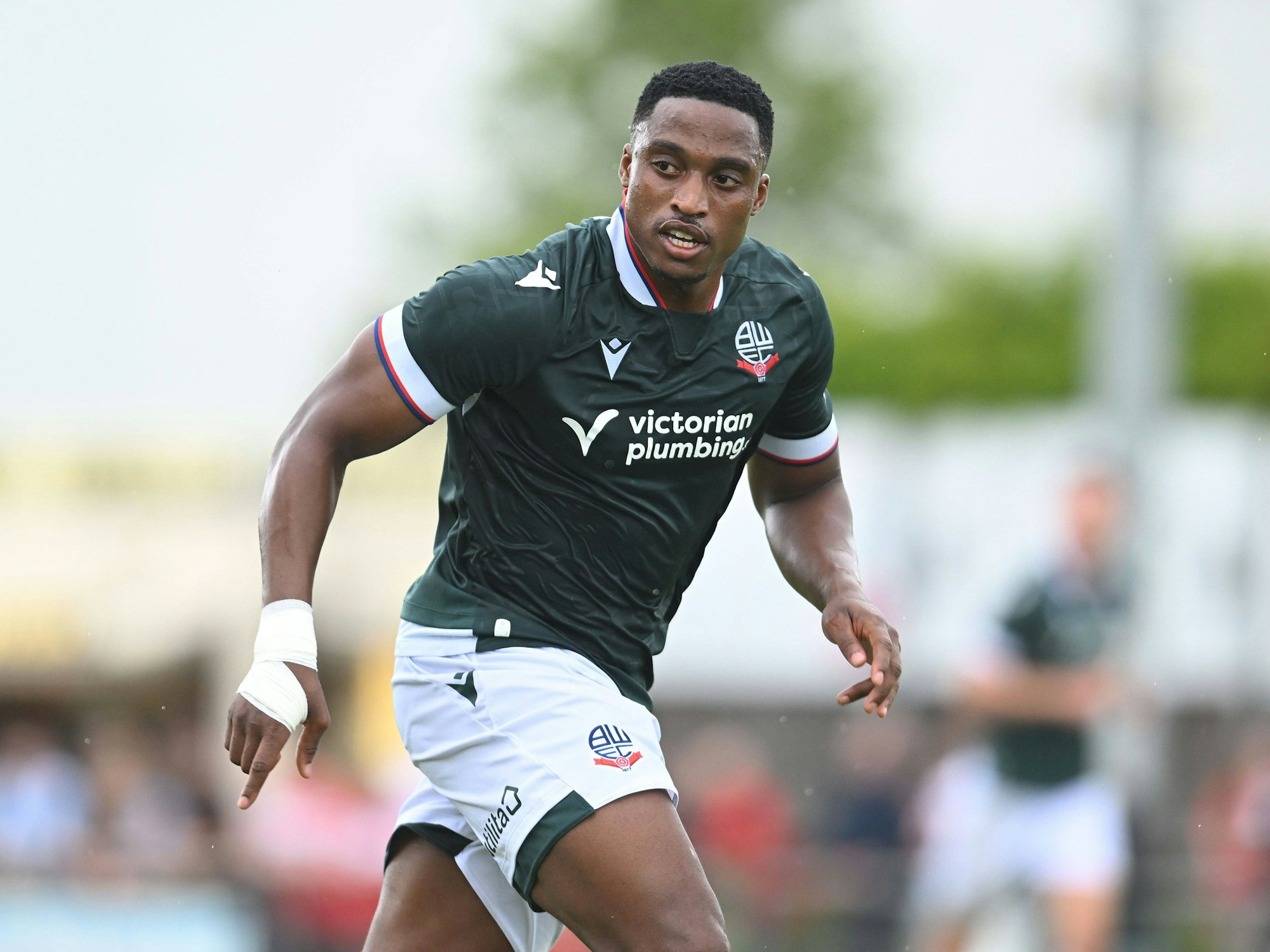 Victor Adeboyejo von den Bolton Wanderers während eines Testspiels.