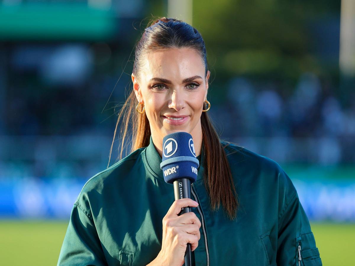 Moderatorin Esther Sedlaczek bei der ersten Runde des DFB-Pokals zwischen Preußen Münster und dem VfB Stuttgart im Einsatz.