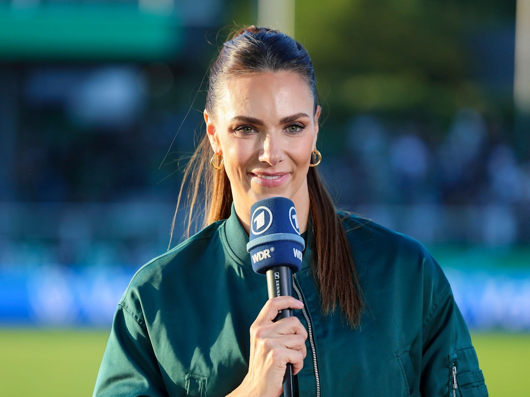 Moderatorin Esther Sedlaczek bei der ersten Runde des DFB-Pokals zwischen Preußen Münster und dem VfB Stuttgart im Einsatz.