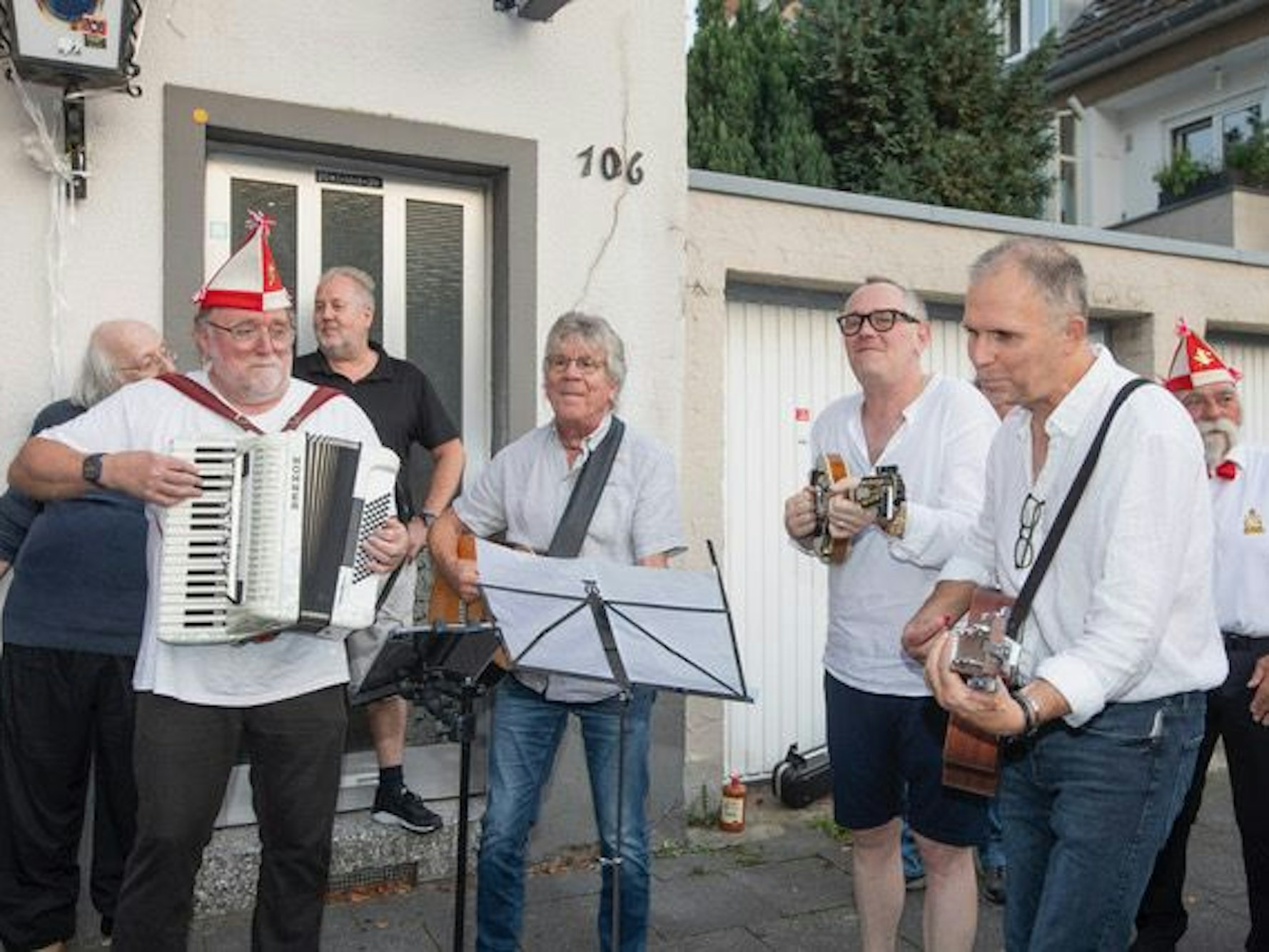 Chor singt zum Geburtstag von Ludwig Sebus.