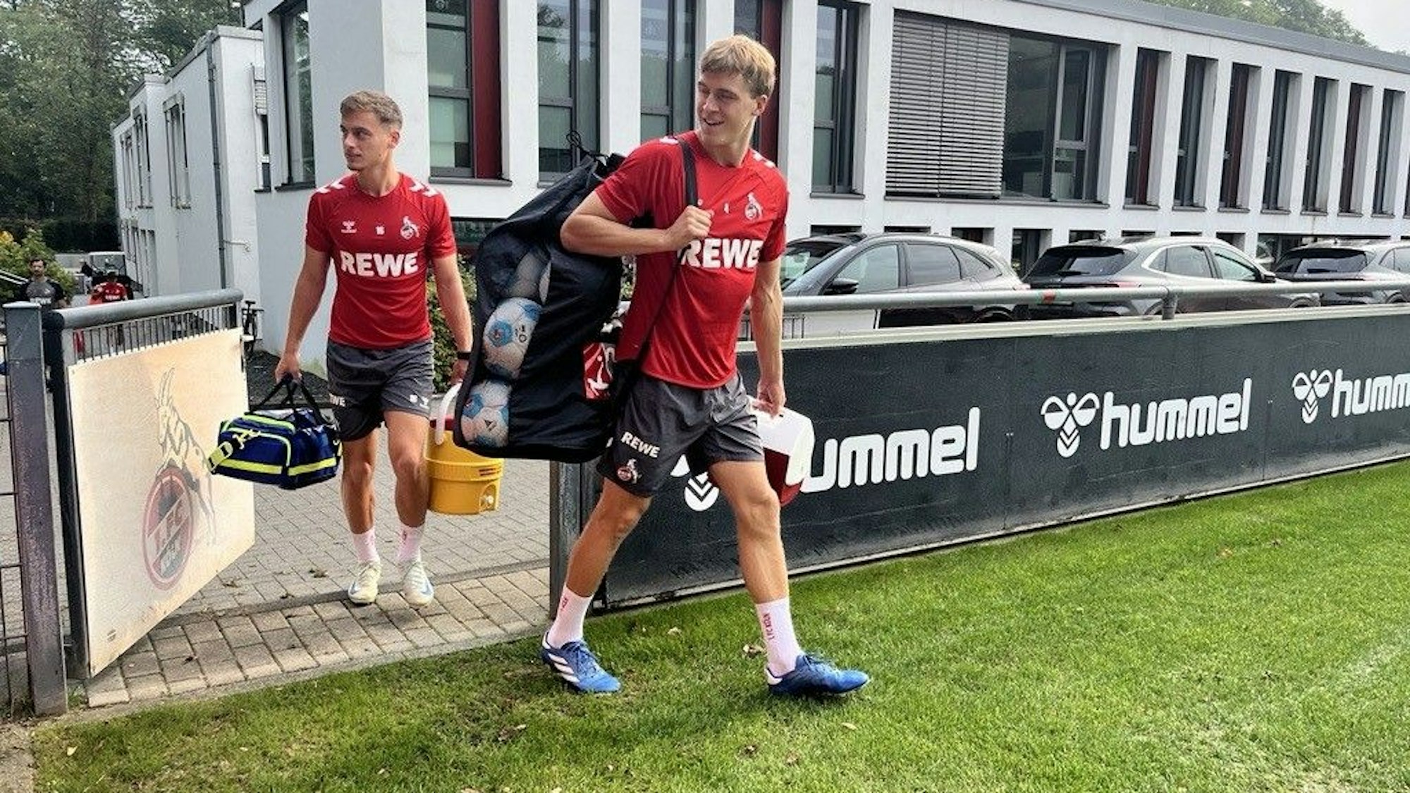 Timo Hübers und Marvin Obuz betreten den Trainingsplatz