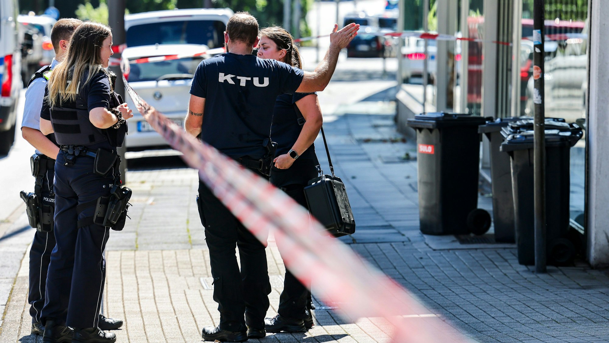 Nach der Messerattacke auf dem Solinger Stadtfest stehen Polizeikräfte am 24. August neben einer Absperrung in Solingen.