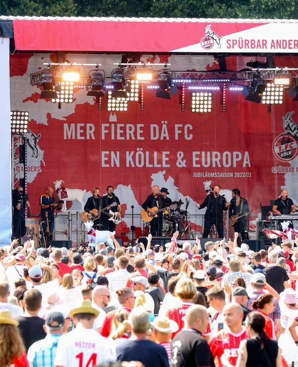 Saisoneröffnung auf den Vorwiesen des Rhein-Energie-Stadions: Höhner auf der Bühne