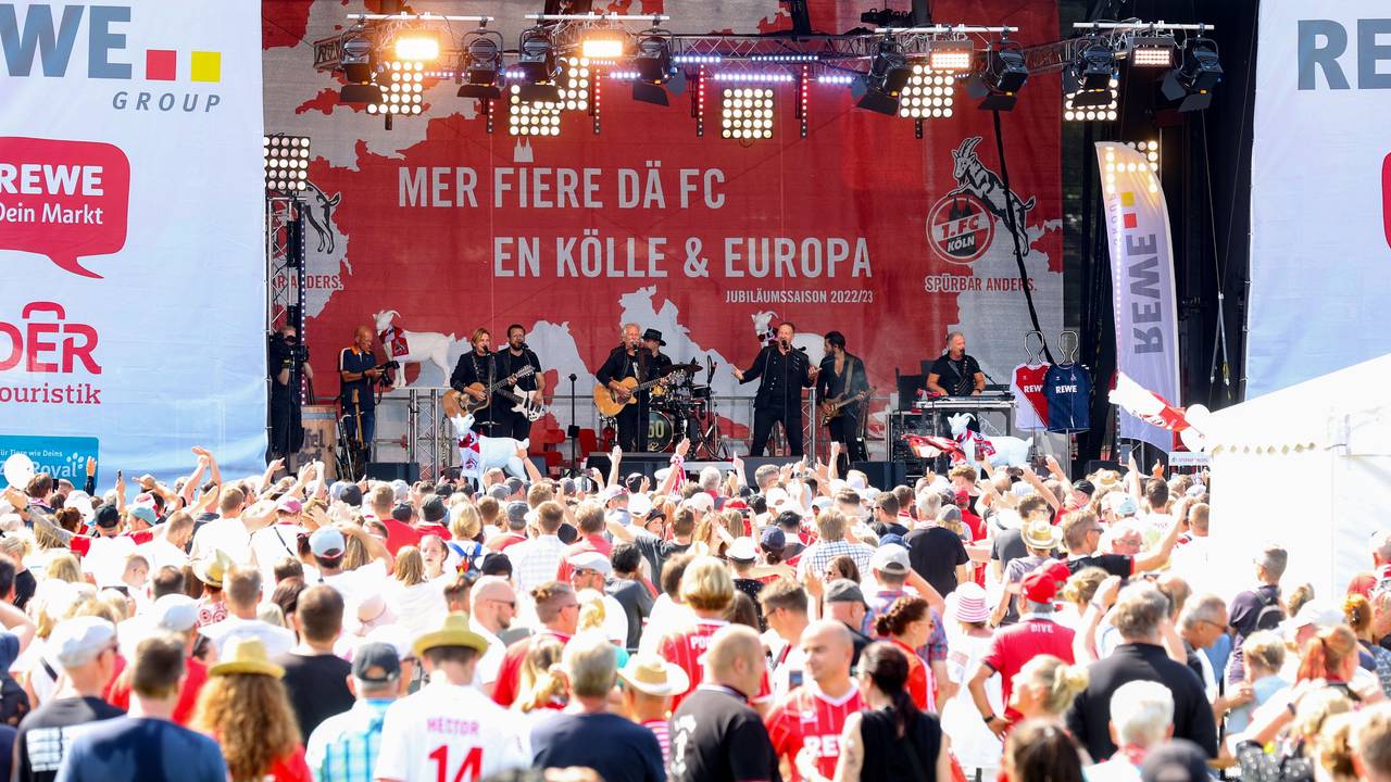 Saisoneröffnung auf den Vorwiesen des Rhein-Energie-Stadions: Höhner auf der Bühne