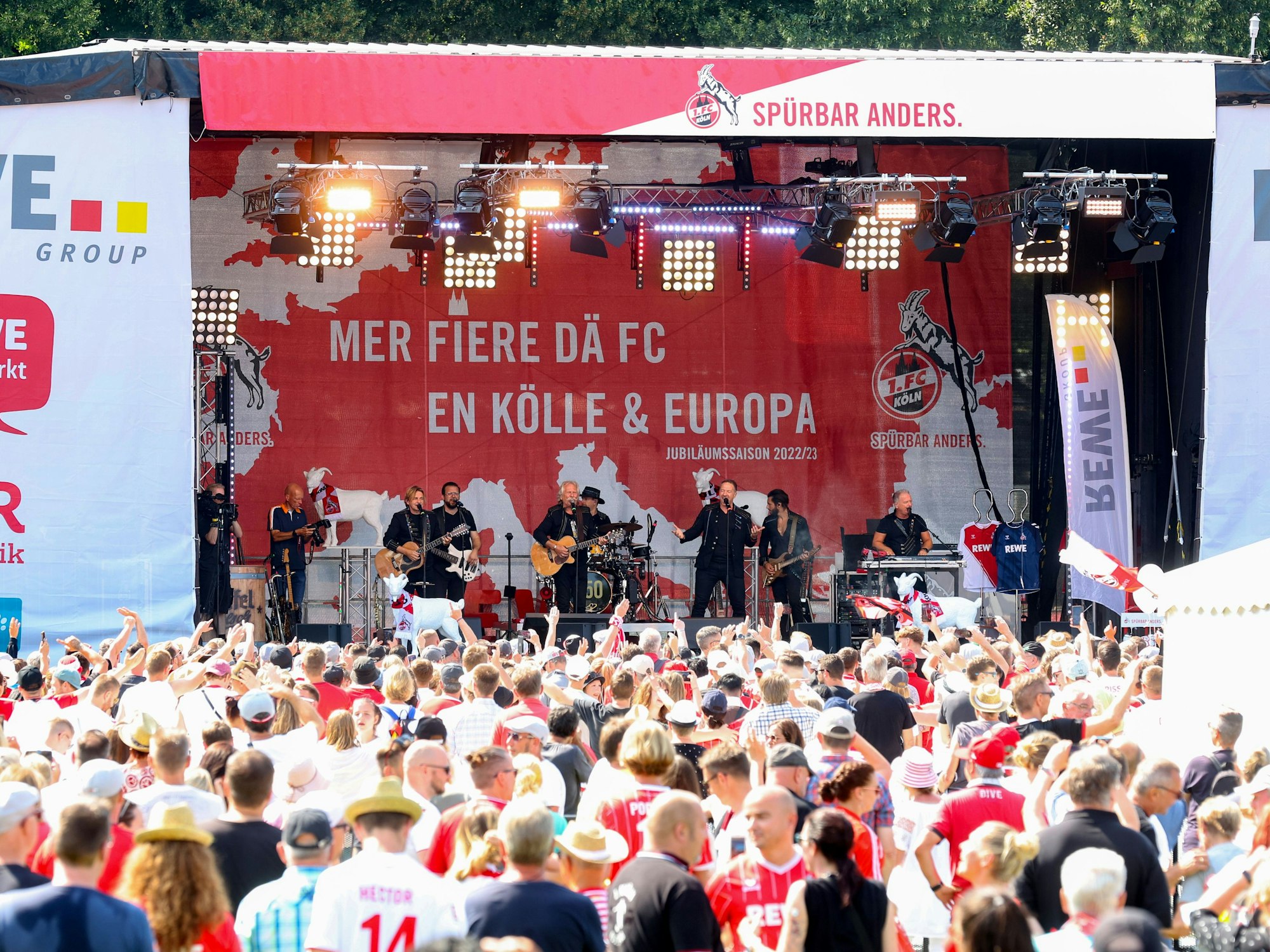 Saisoneröffnung auf den Vorwiesen des Rhein-Energie-Stadions: Höhner auf der Bühne