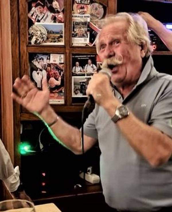 Henning Krautmacher singt für Ludwig Sebus.