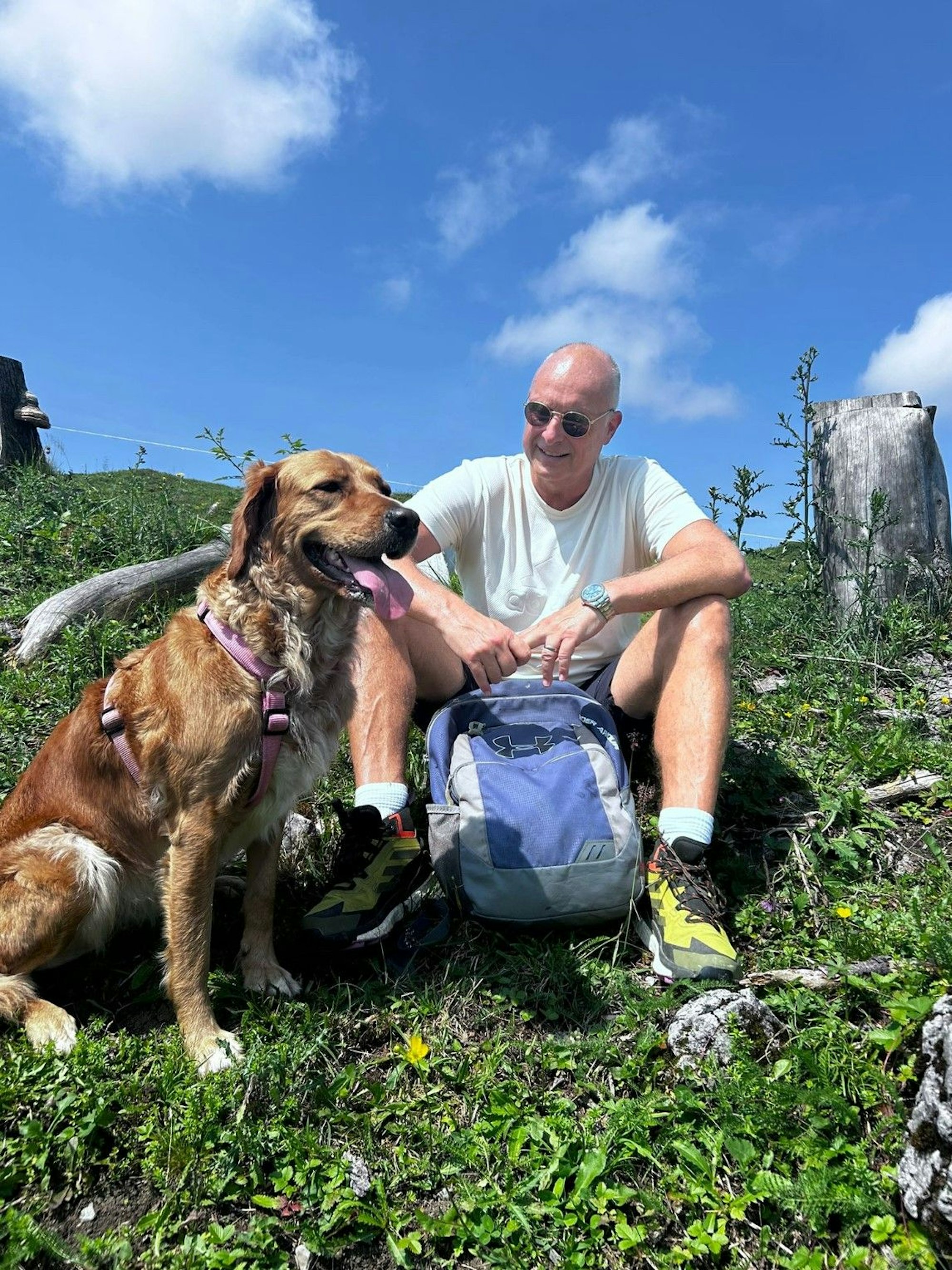 Moderator Frank Buschmann und Hunde Pebbles lieben lange Ausflüge in der Natur.