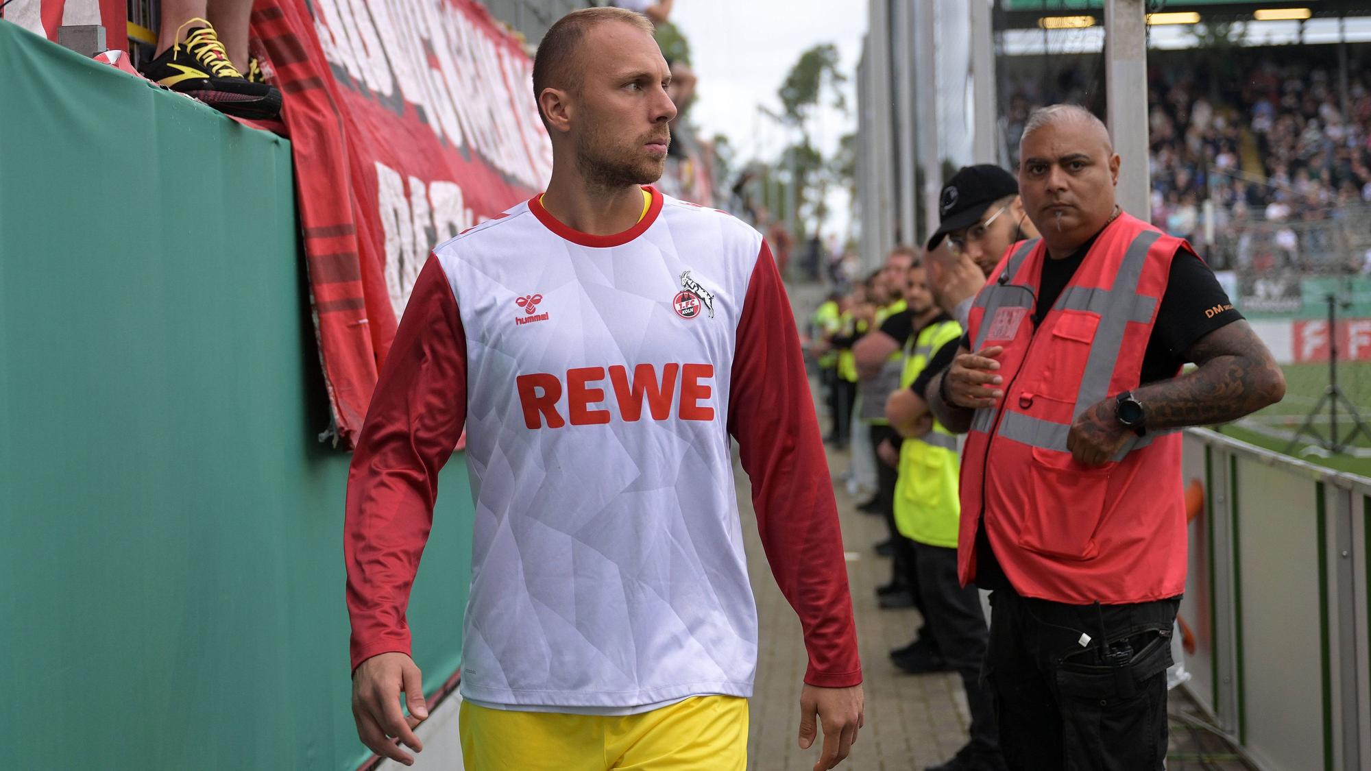 Marvin Schwäbe geht bei einem FC-Spiel um den Platz.